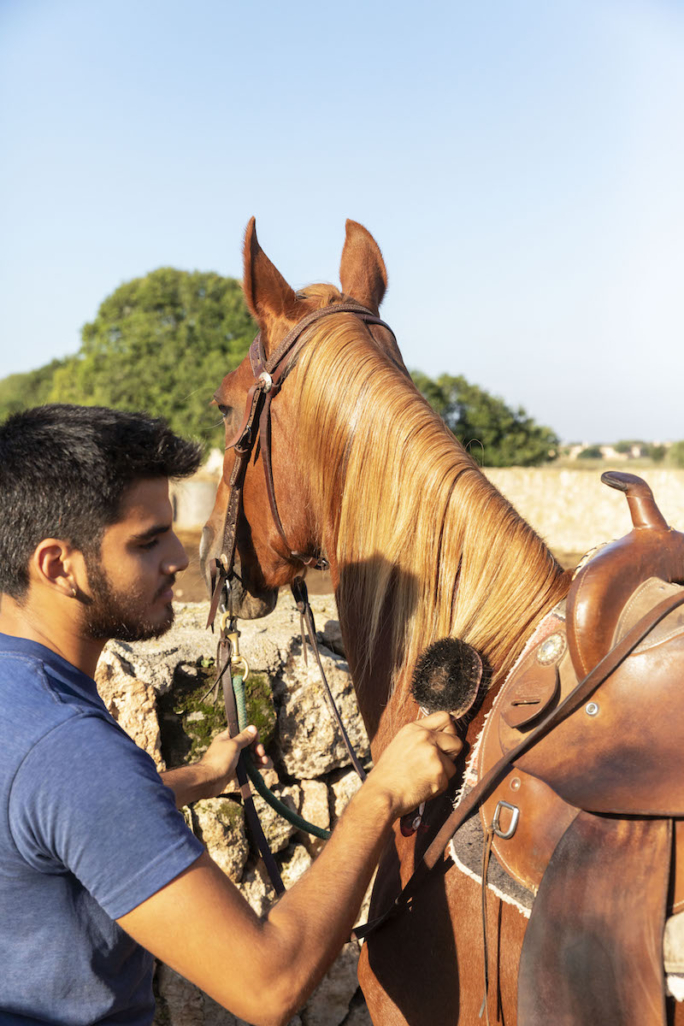 Mallorca, Es Trenc, excursiones a caballo Sa Barrala, cabalgando con Pedro, en los terrenos de la finca privada, pasando por lagos salados, bosques de pinos y a lo largo de la playa Es Trenc. Con la autora Jutta Christoph y Dorothee Teichmann. El mozo de cuadra Miguel.