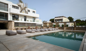 Piscina y cómodas tumbonas - Barefoot Hotel Mallorca