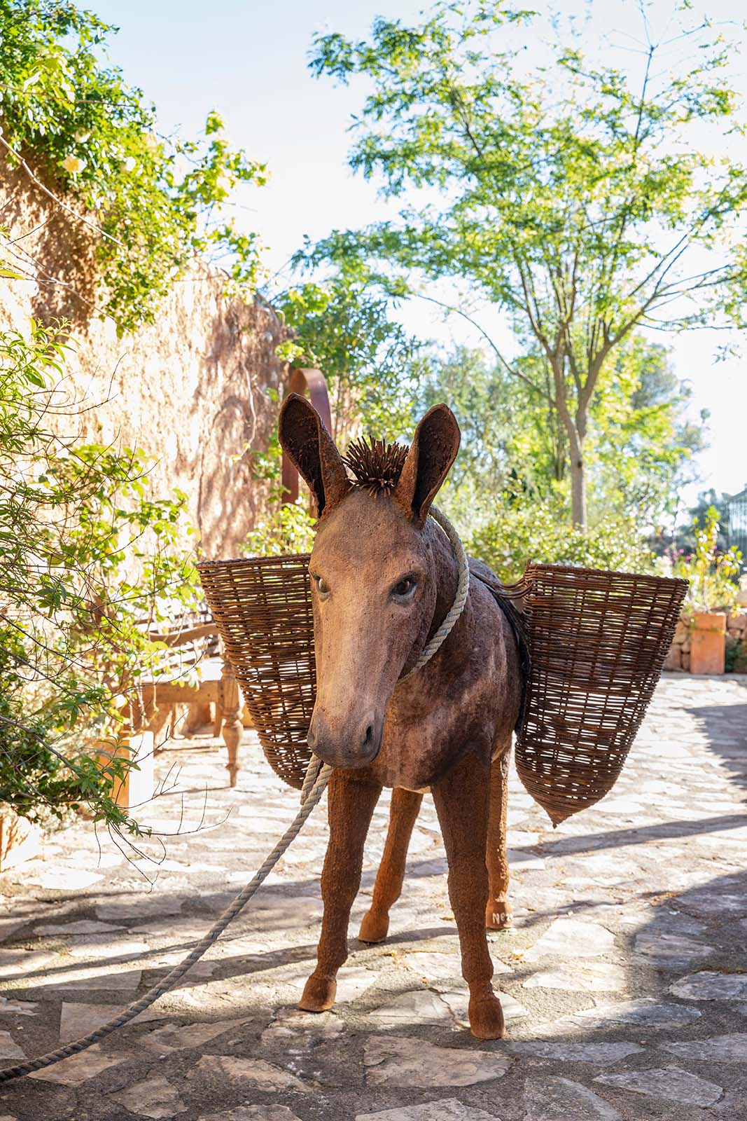 Bunte Mischung • Skulpturen, Wasserläufe und Pflanzen zieren den Garten von Son Muda. • Hélèn Lindgens • Mallorca