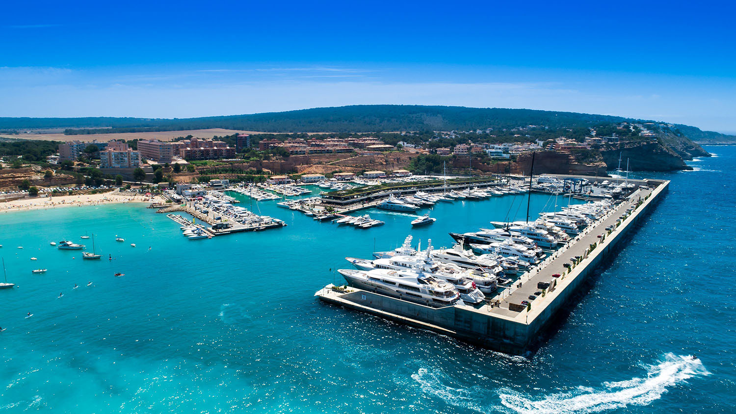 View of the noble marina Port Adriano on Mallorca - Port Adriano - Concert - Concerto 2024 Copyright: port-adriano.com