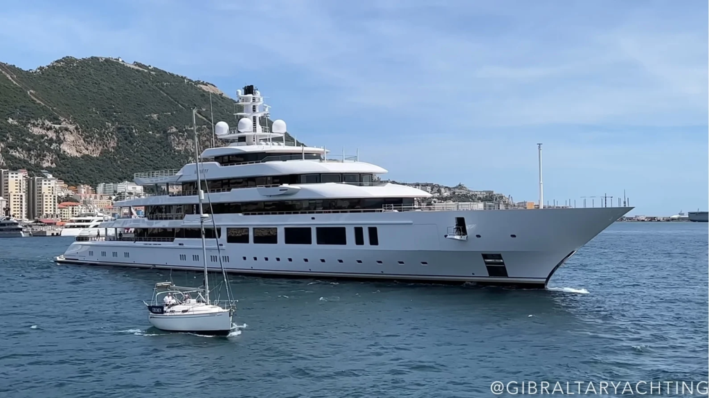 Le yacht de luxe "Infinity" de l'entrepreneur américain Eric Smidt est visible au large de Majorque. Particulièrement impressionnant : l'annexe "Intrepid" avec sa propre clinique et son centre de plongée.