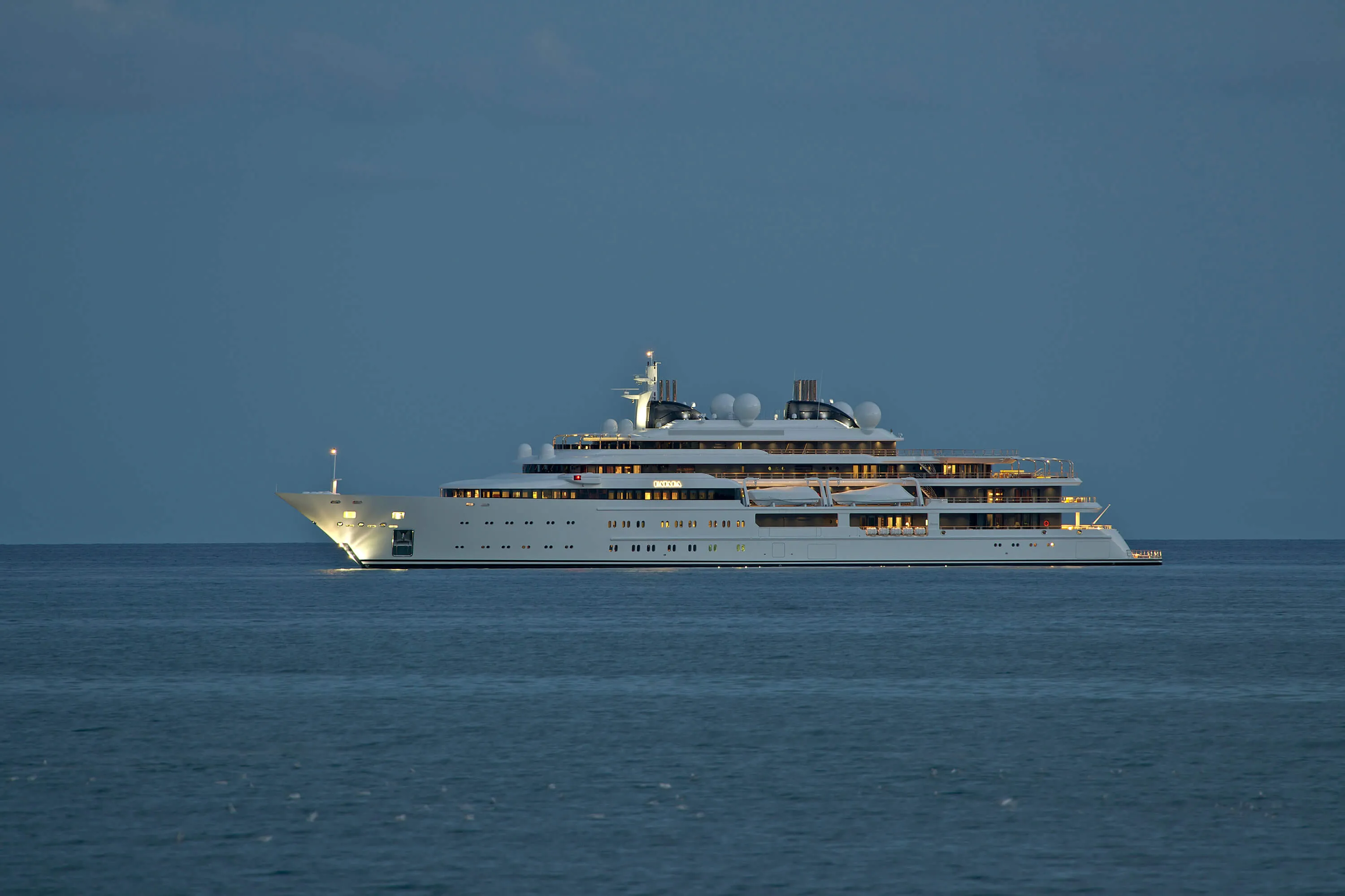 Le bateau de rêve "Katara" au large de Majorque : le giga-yacht de l'ancien émir du Qatar est ancré dans la baie de Palma