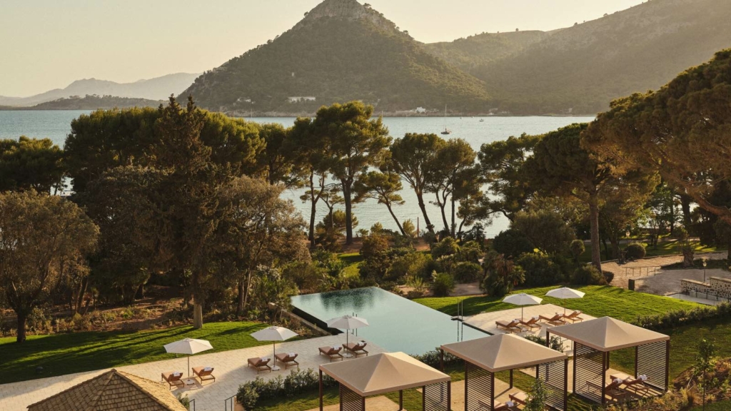 Poolside Hotel Four Seasons Formentor Mallorca