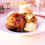 Leckere Schweinshaxe beim Oktoberfest 2024 auf Mallorca