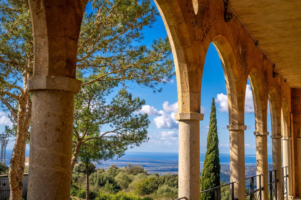 Weitblick vom Puig de Randa ĂŒber Mallorcas SĂŒden â Roadtrip mit Weite