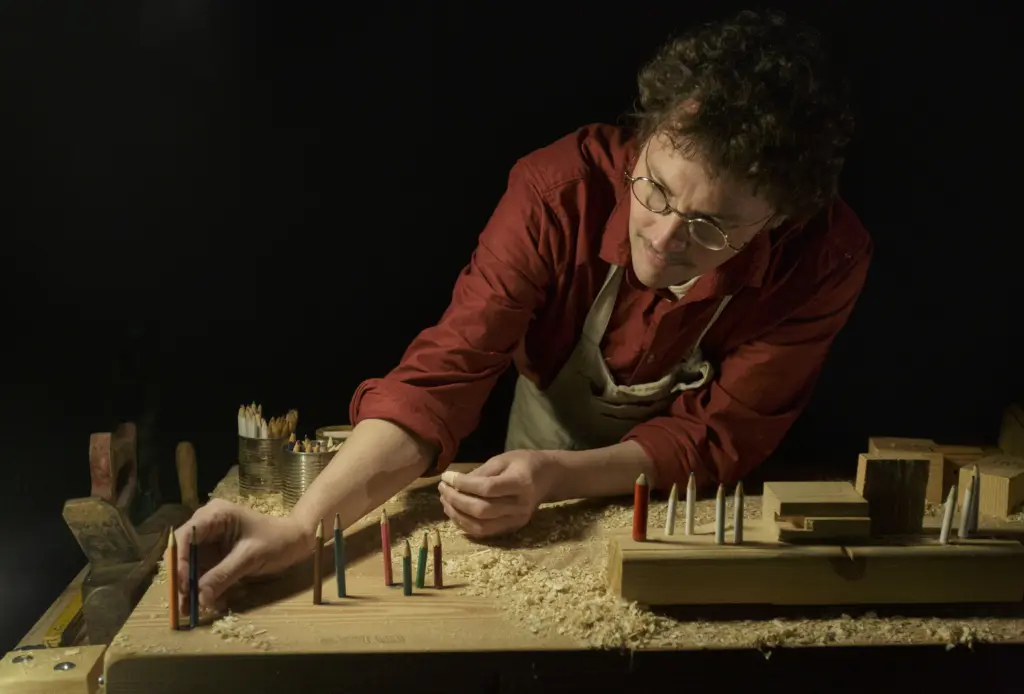 Scene fra »Paraules delicades«: en skuespiller med genstande på scenen