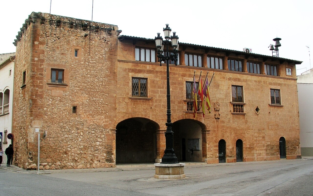 Das Rathaus von Campos an der Plaça Major mit seiner steinernen Turmfassade.