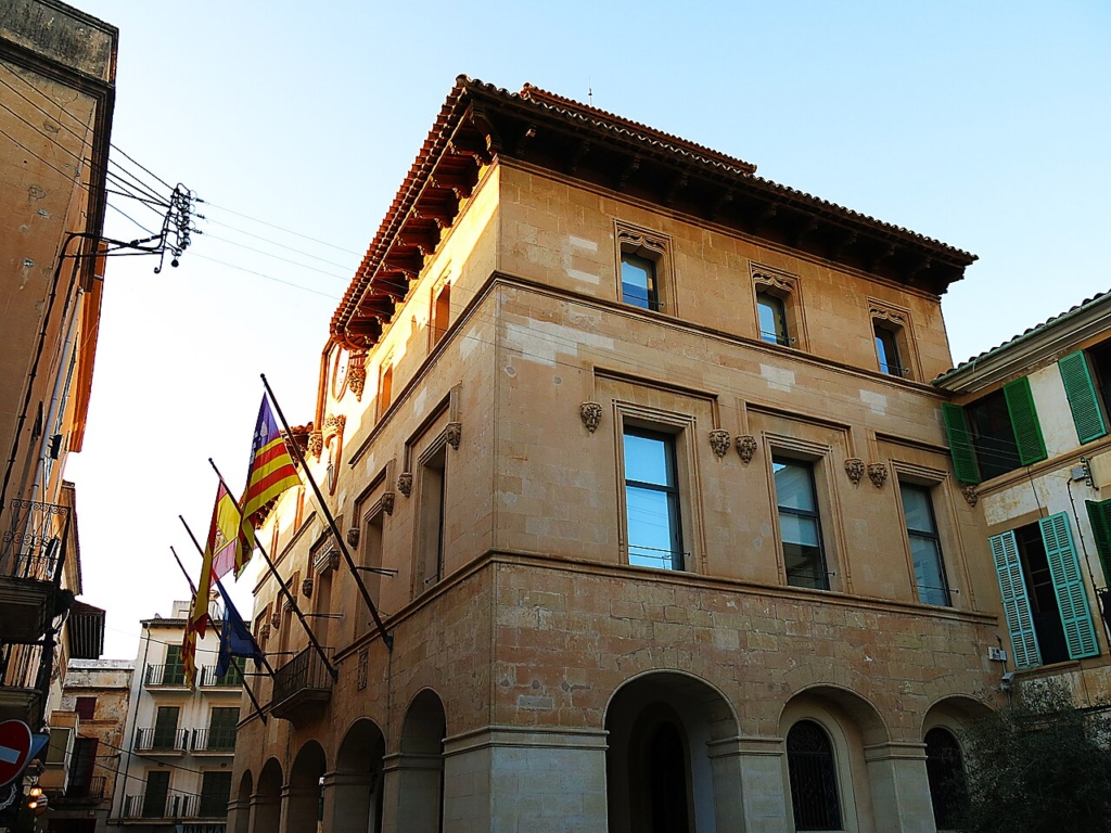 Das Rathaus La Sala in Felanitx mit Eckfassade und steinernen Arkaden.