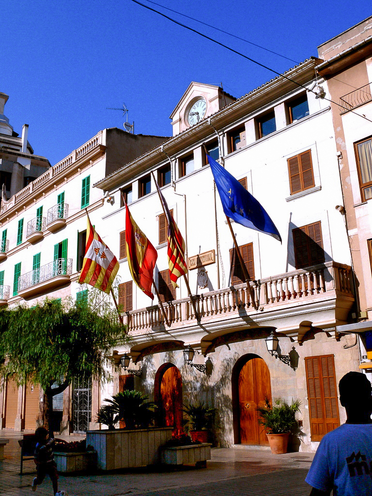 Das Rathaus von Inca mit Balkon und Fahnen an der Plaça d’Espanya.