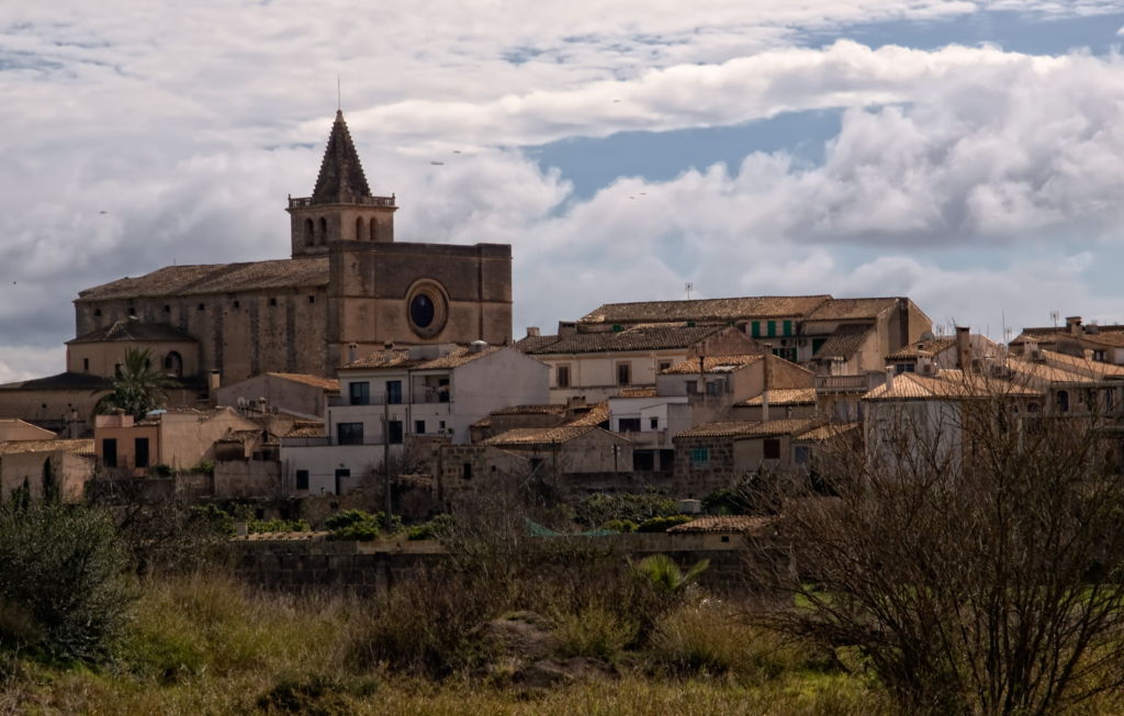 Ortsansicht von Porreres mit der Kirche und den Dächern des Dorfes.