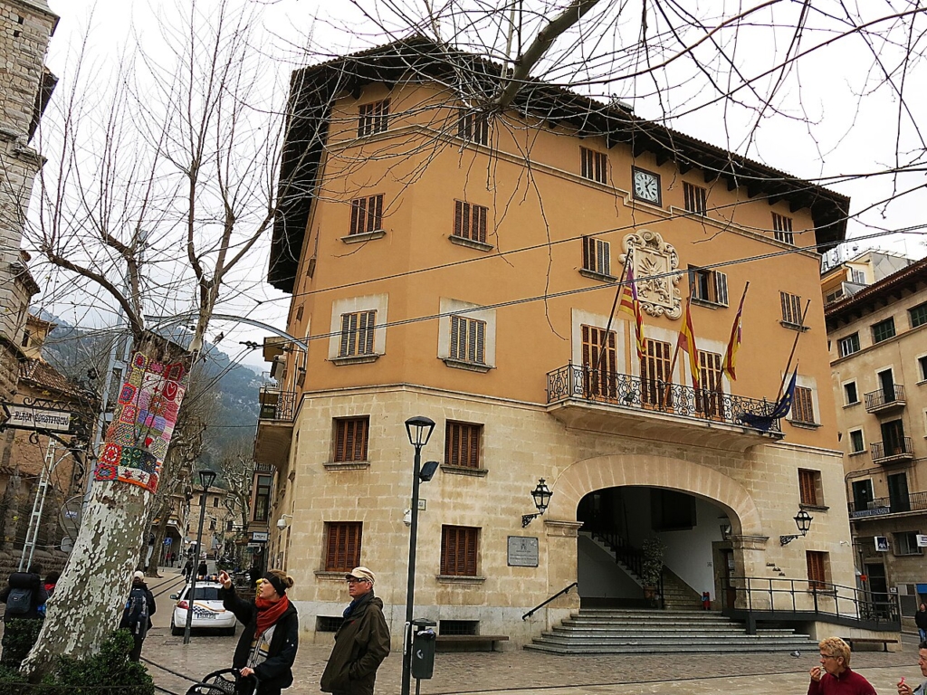 Rådhuset i Sóller på Plaça de la Constitució med klocka och vapensköld.