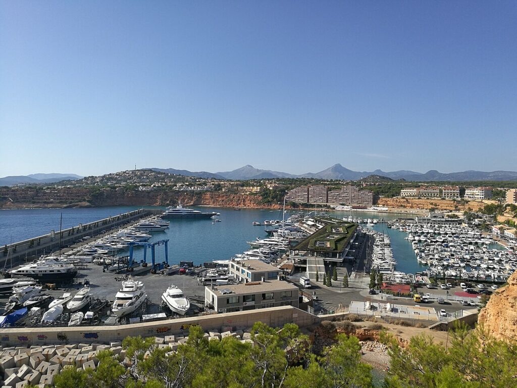 Blick über die Liegeplätze und Hafenanlagen von Port Adriano in El Toro.