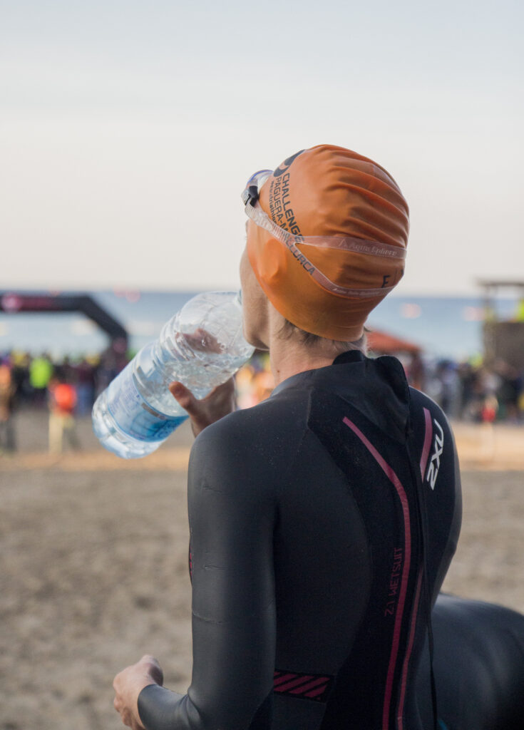 Teilnehmende Person mit orangefarbener Badekappe bei der Challenge Paguera Mallorca 2015.