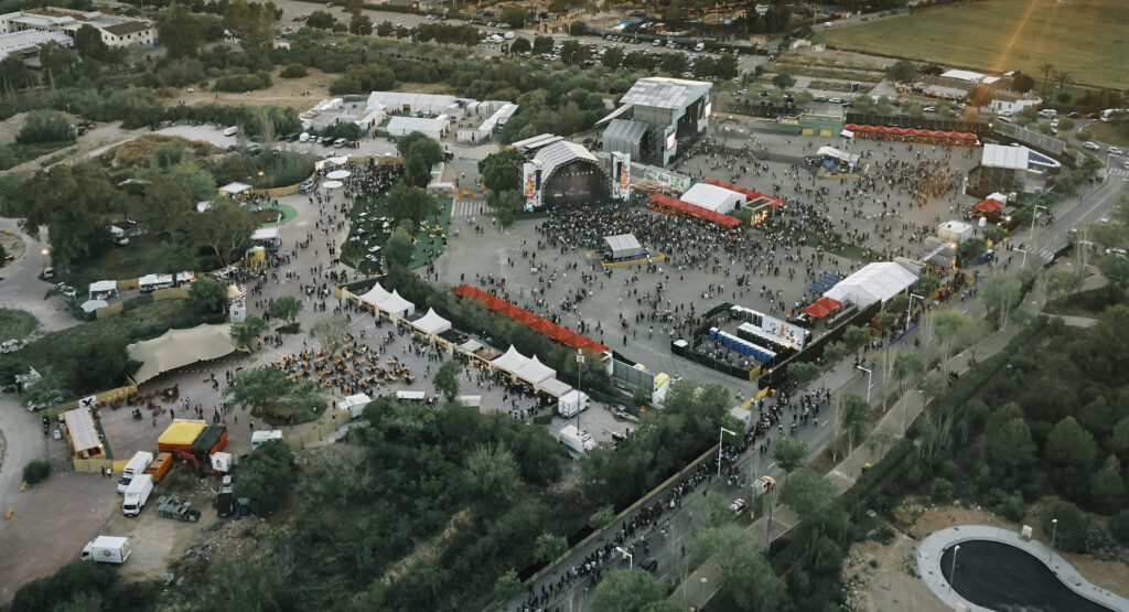 Luftaufnahme des Mallorca Live Festival 2019 in Calvià mit Bühnen und Publikum.