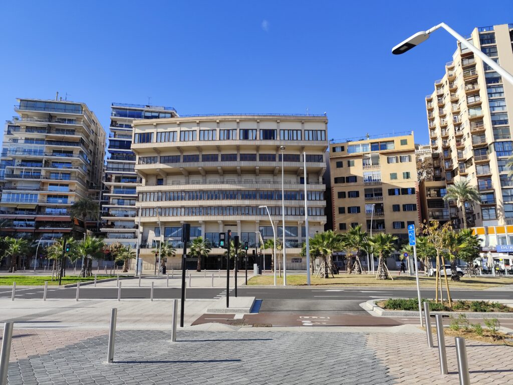 Außenansicht des Auditorium Palma an der Hafenpromenade.